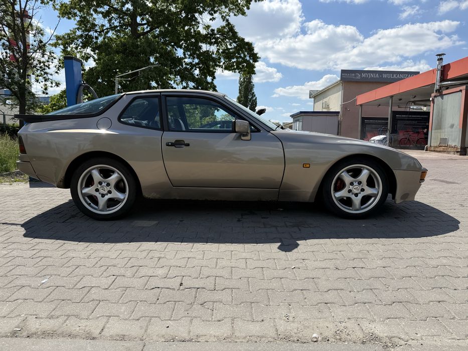 Porsche 944 (1984)-klasyk na żółtych tablicach, baza do dopieszczenia