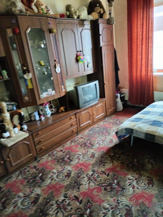 Здається 2 кімнати в 3 кімнатній Квартирі.