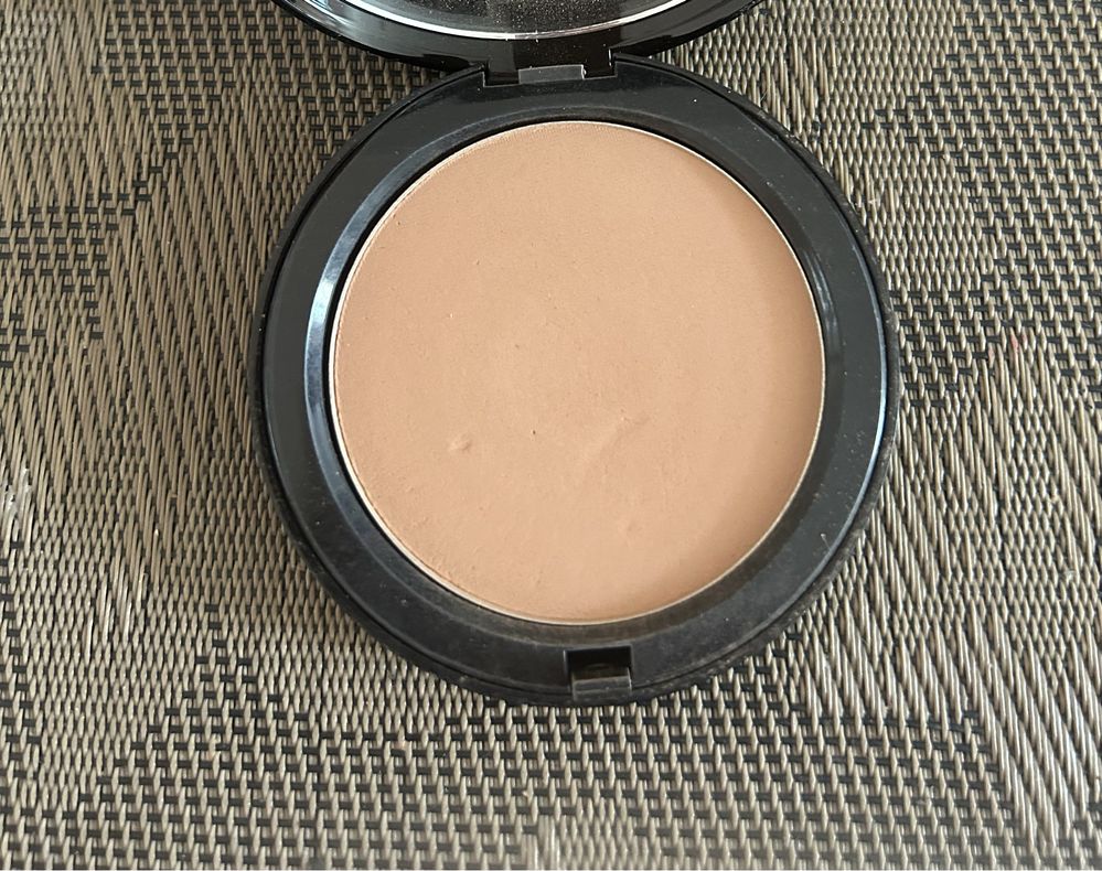 Пудра Bobbi Brown тон Loreal спонжи Artdeco карандаш Yves Rocher маска