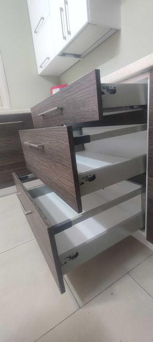 Zestaw mebli kuchennych płyta laminowana+akryl biały połysk