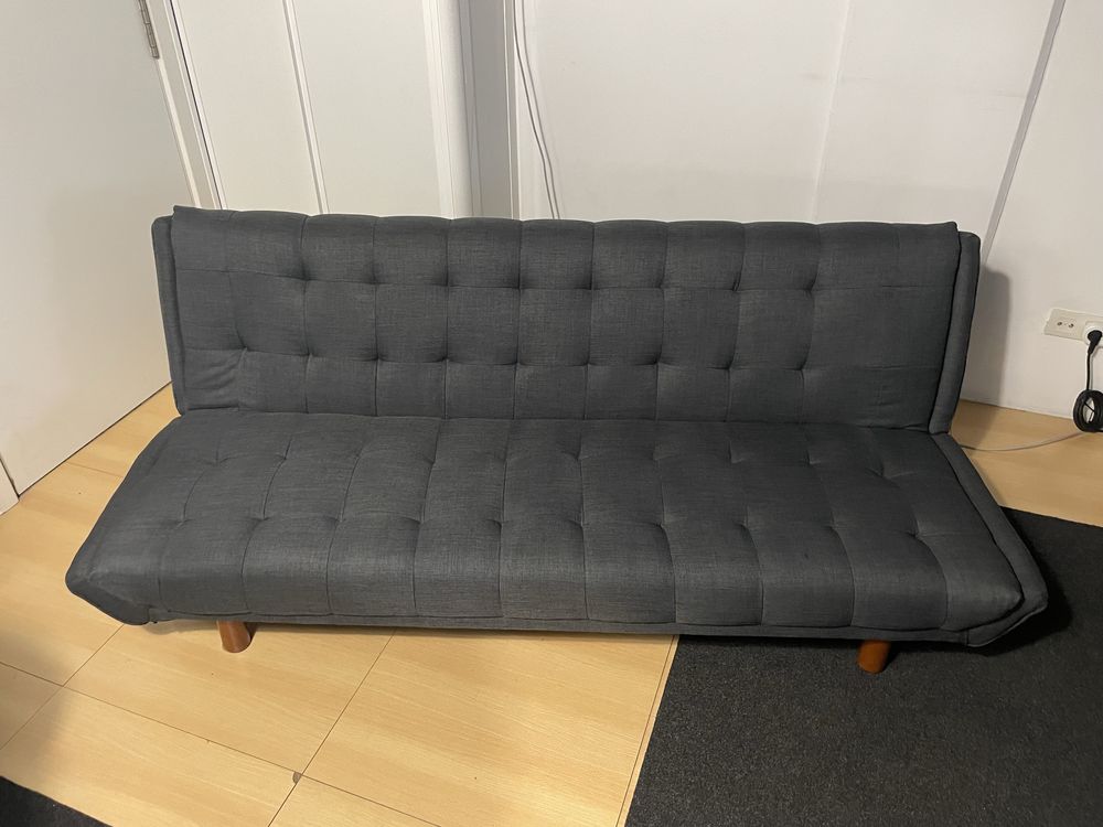 Sofá azul escuro desdobrável (cama)