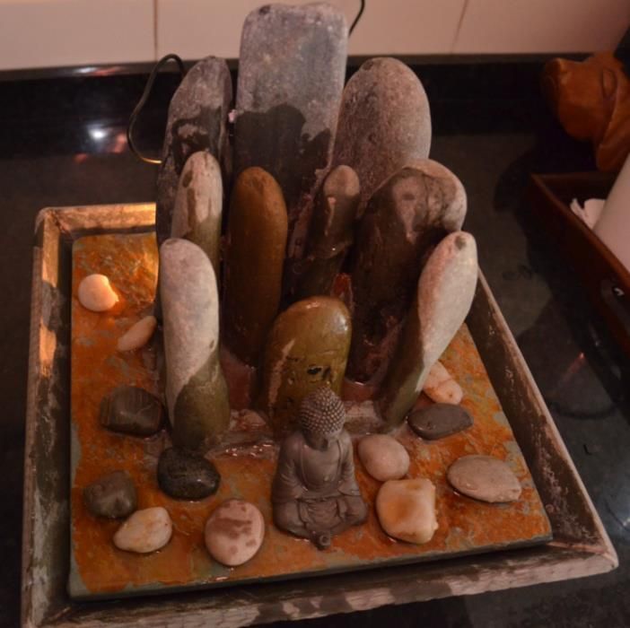 Fonte Feng Shui Buda Sidarta, com iluminação – Material: 100% Pedra!