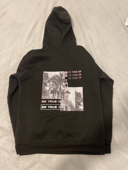 sweatshirt preta com estampa nas costas