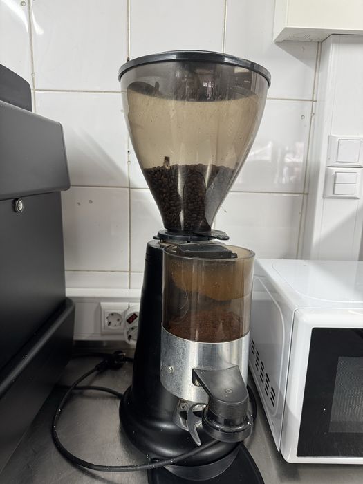 Máquina de café e máquina para moer o café