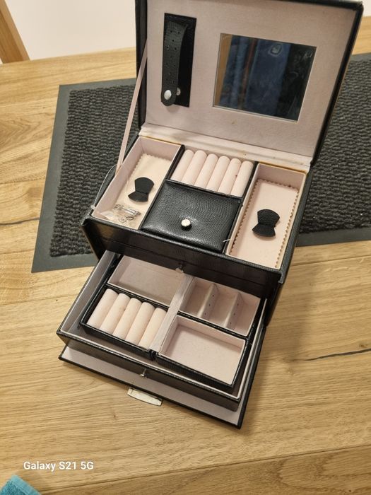 Kuferek na biżuterię