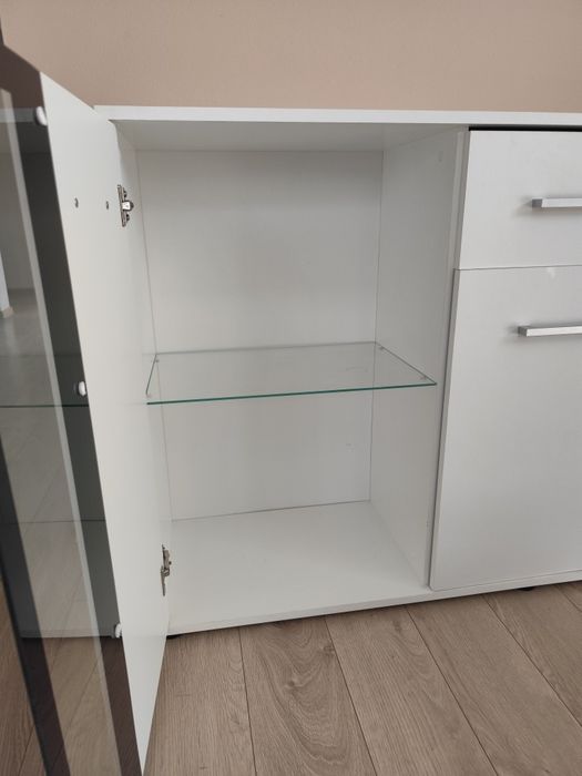 Meble do salonu białe z szybami