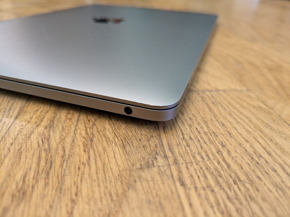 MacBook Pro, 2019/2020, 13", і7,  8/256 ГБ.