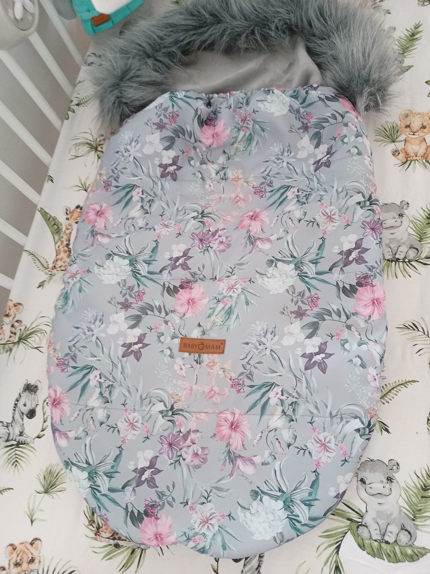 Śpiworek do wózka kombinezon niemowlęcy z futerkiem w kwiaty
