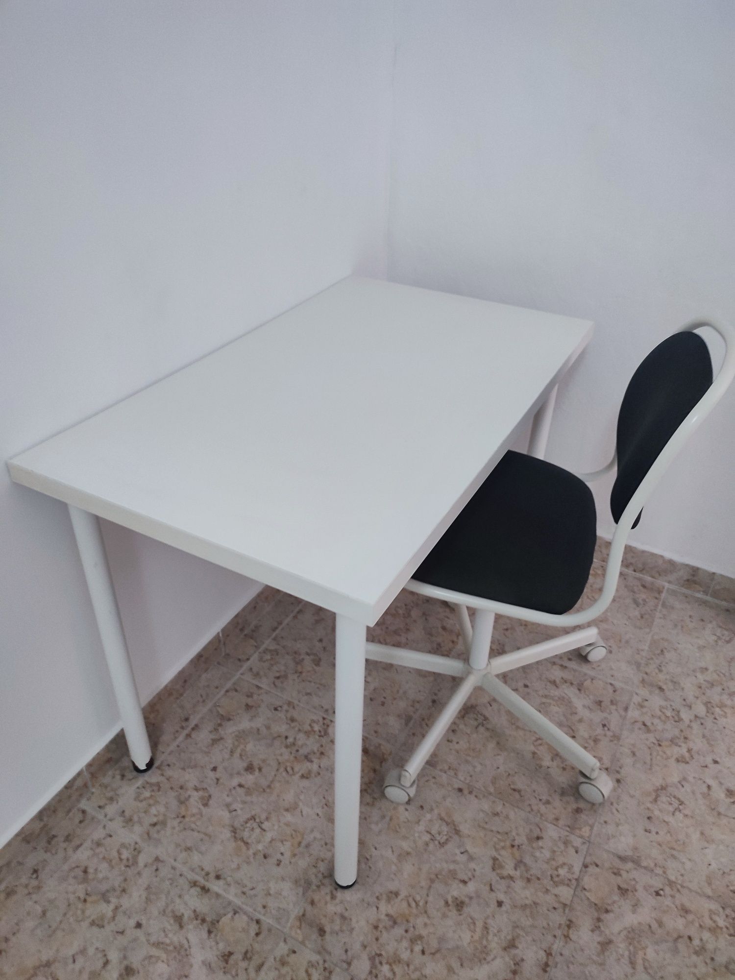 Mesa secretária com 1 metro comprimento+ cadeira