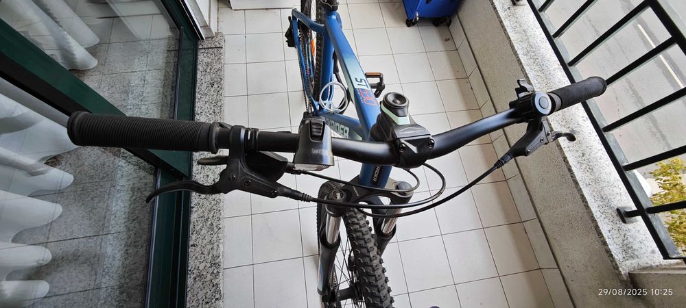 Vendo bicicleta, quase sem uso! Inclui capacete e óculos.