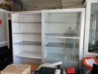 Roupeiro IKEA branco com 2 portas transparentes deslizantes