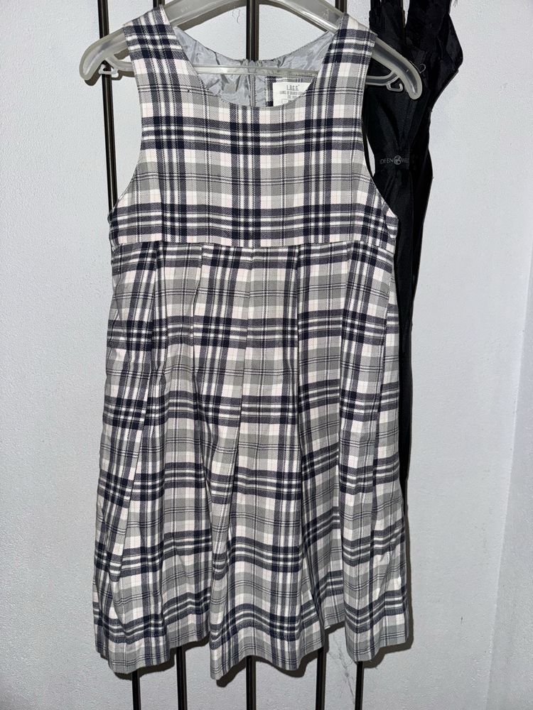 Elegancka sukienka w kratke na galowo 128 dla dziewczynki