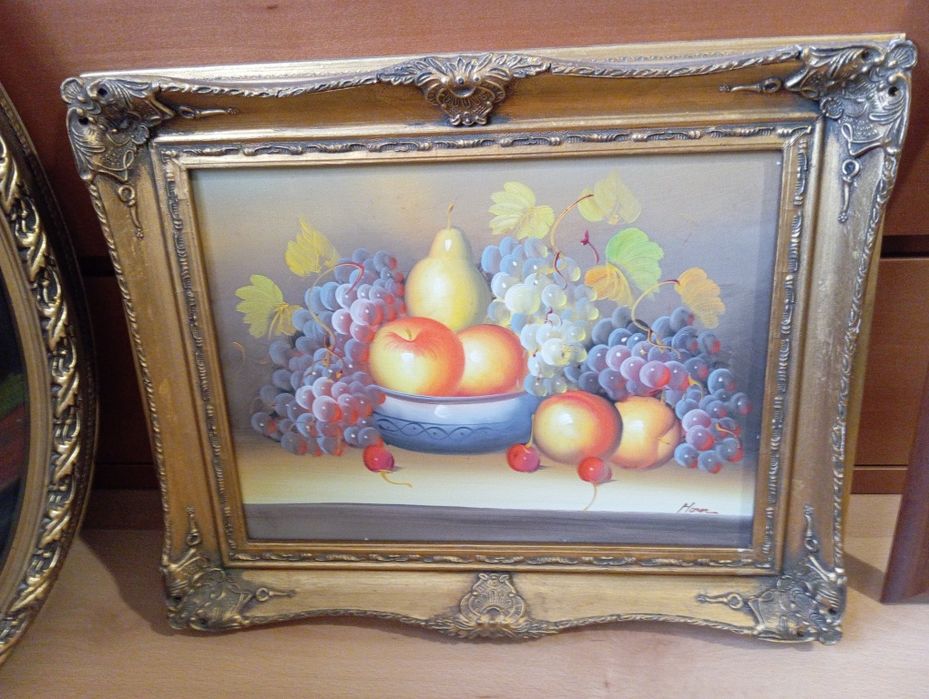 Quadros, chapeleira, candeeiro.