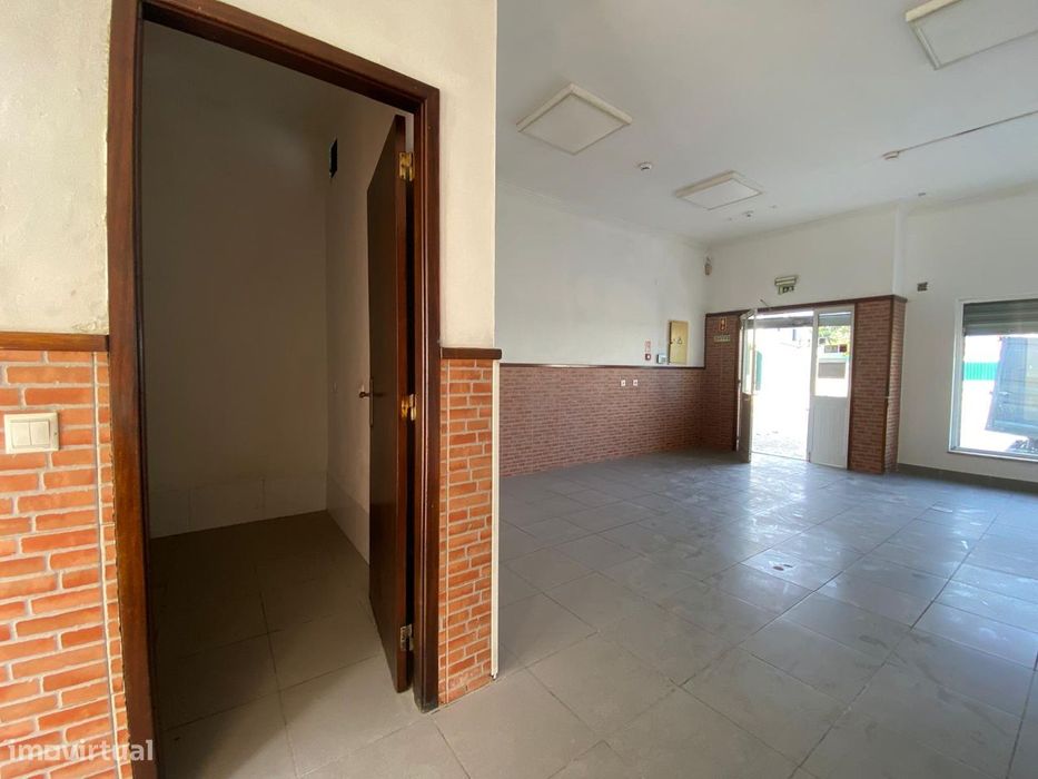 Loja/estúdio em banda