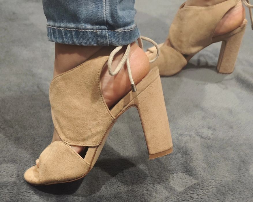 Sandálias rosa e sandálias bege.