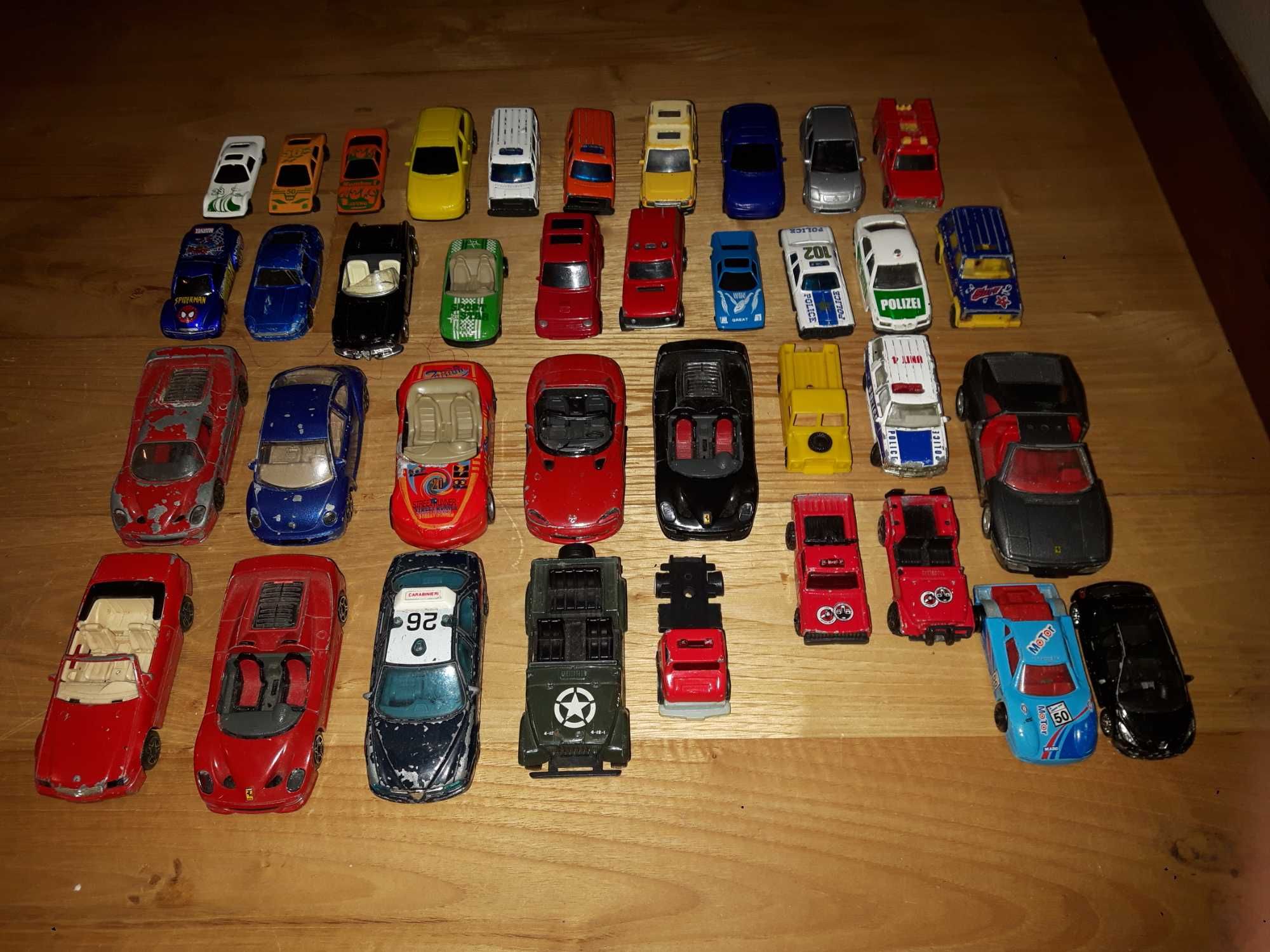 Brinquedos / Figuras - 37 carros em miniatura