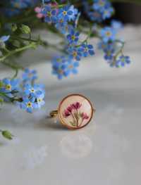 Złoty pierścionek beżowy kwiatowa łąka z kwiatami różowe