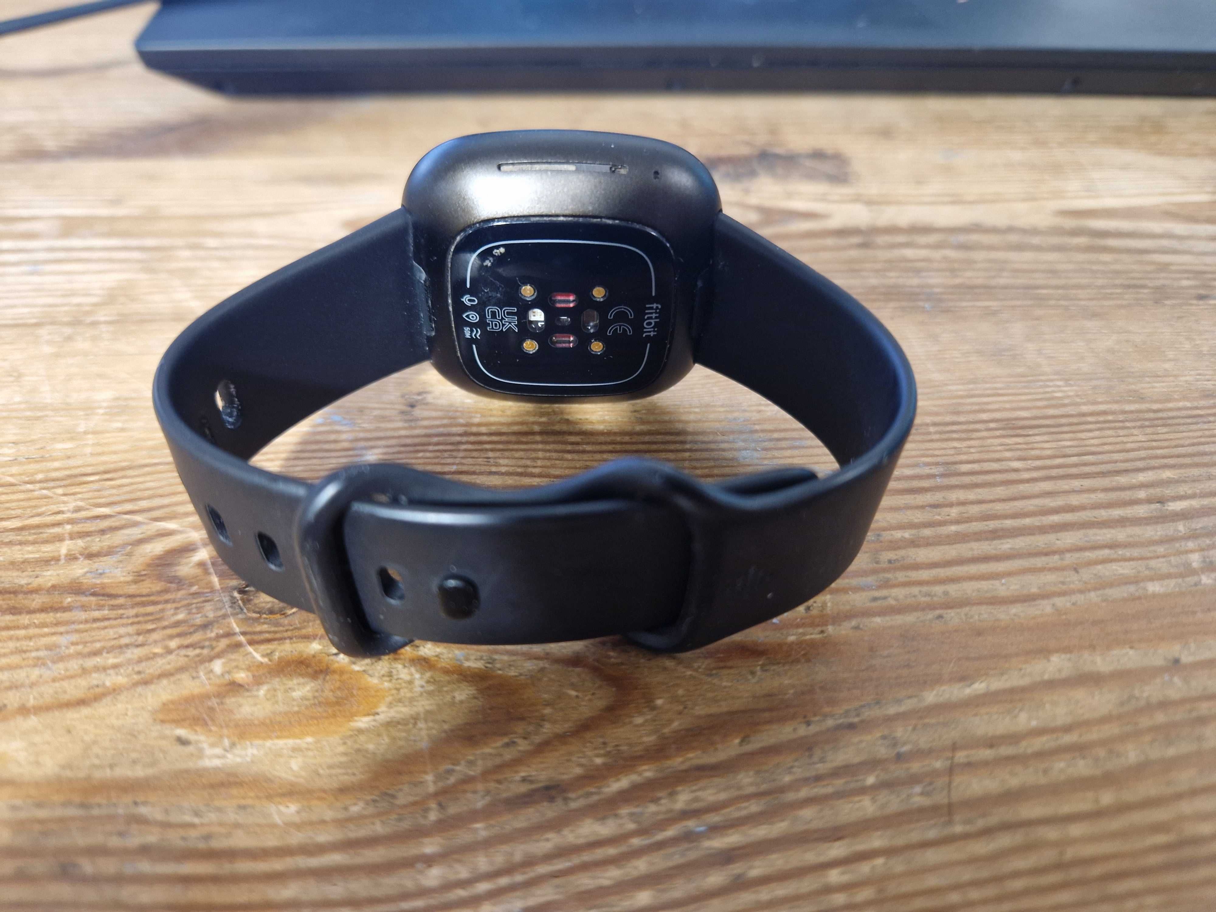 Smartwatch Fitbit Versa 3 czarny (2587)