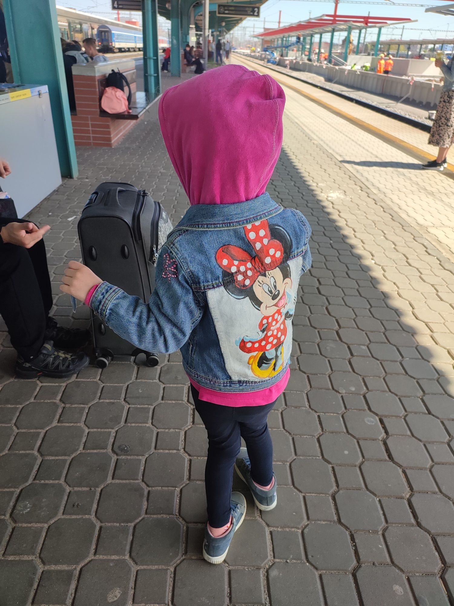 Джинсова куртка на дівчинку