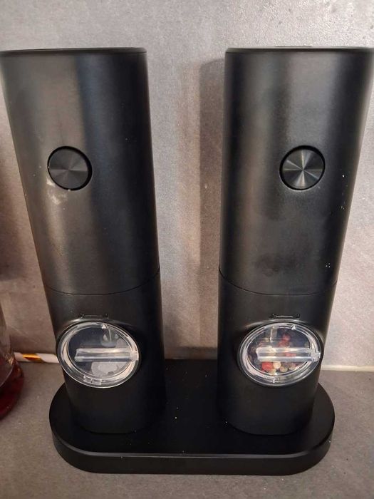 Nowy Zestaw Młynek Elektryczny Sól Pieprz 2 Sztuki +2 losowe przyprawy