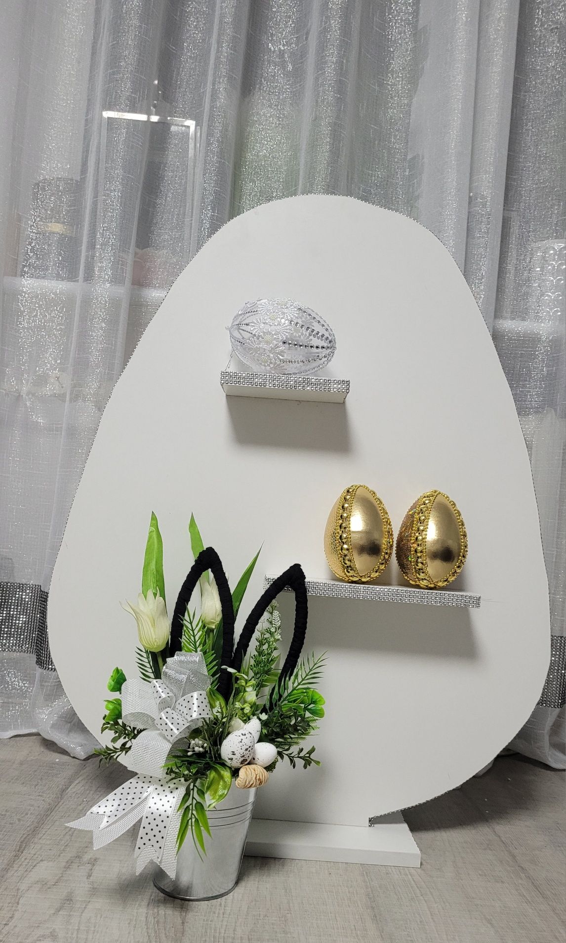 Elegancki stroik wielkanocny jajka, kwiaty, zając