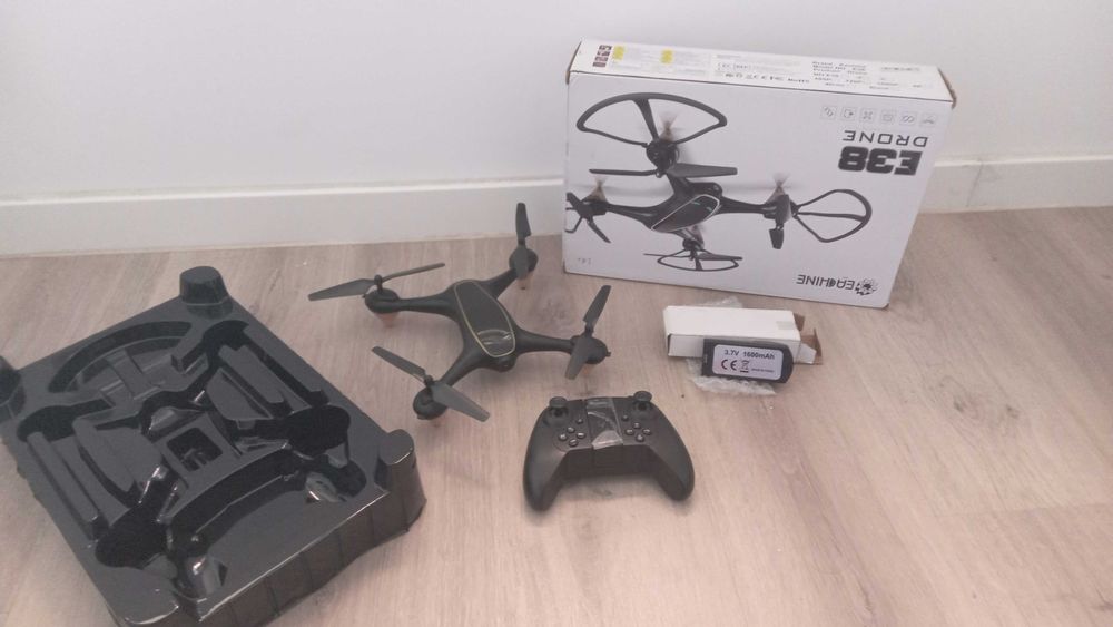 Descrição: Drone, botas de motociclista, capacetes.