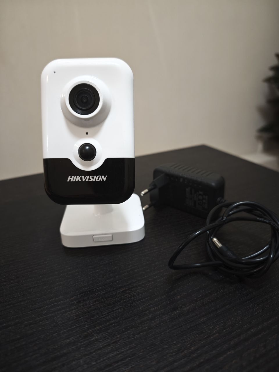 IP видеокамера Hikvision с Wi-Fi DS-2CD2423G0-IW