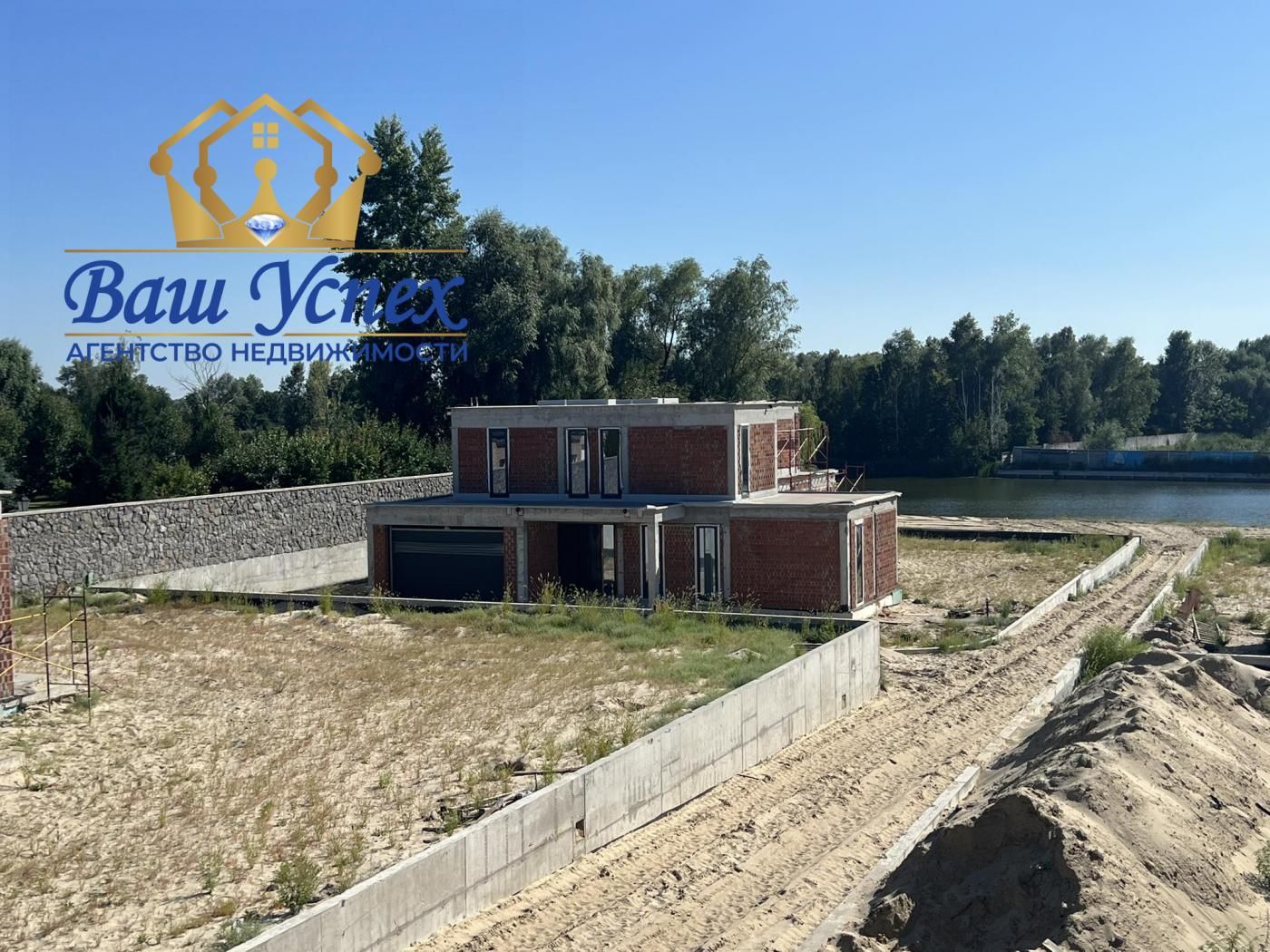 Продажа современного дома в городке с выходом на реку .Дамба