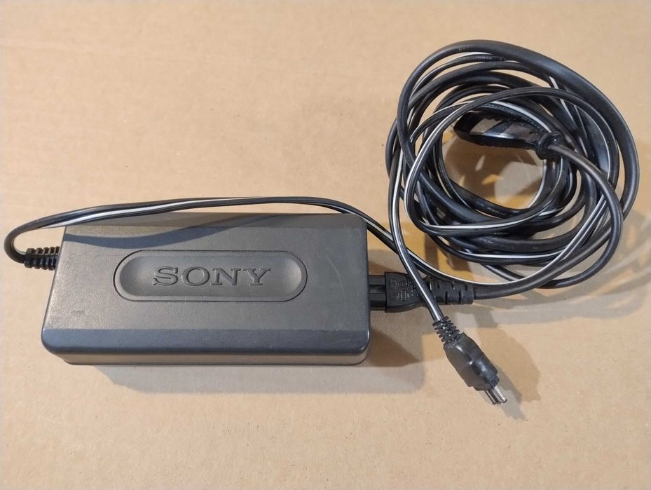 Продам блок питания для видеокамеры Sony AC-L10A.