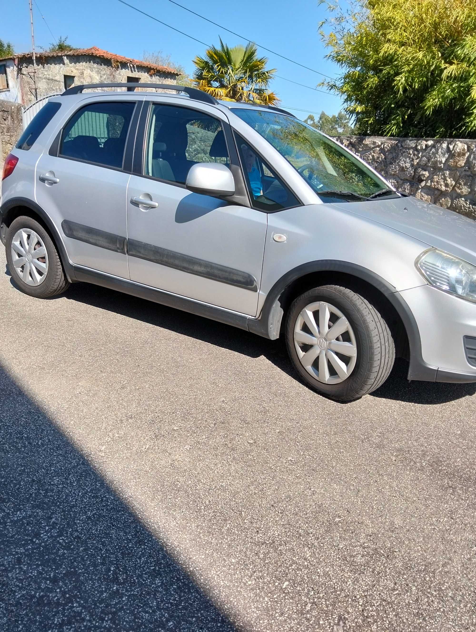 Vendo Suzuki Sx4 em muito bom estado com bagageira de tejadilho.