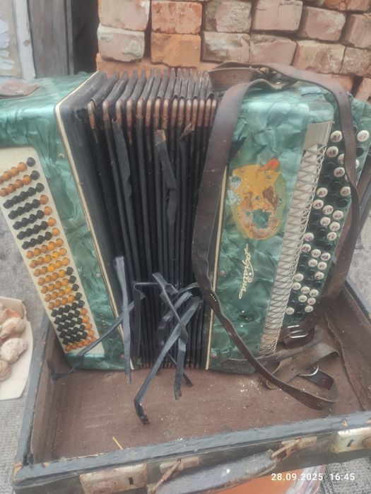 Баян музичний інструмент