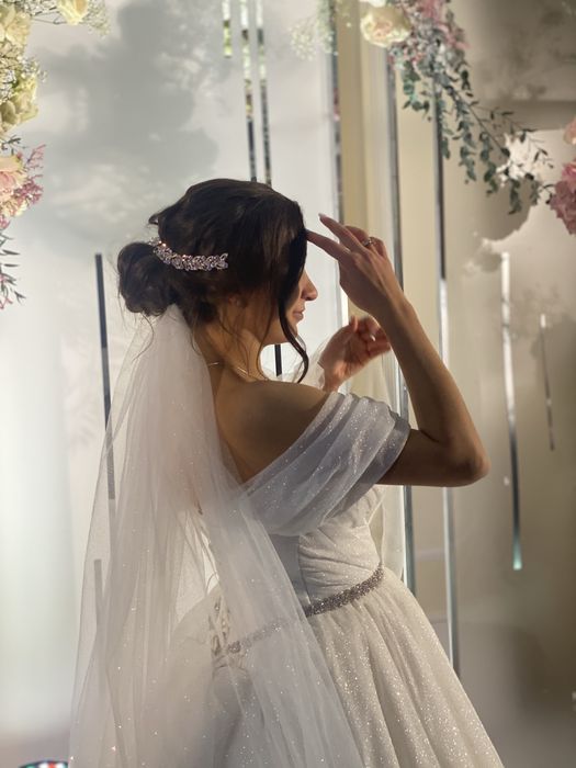 Весільна сукня з фатою блискуча