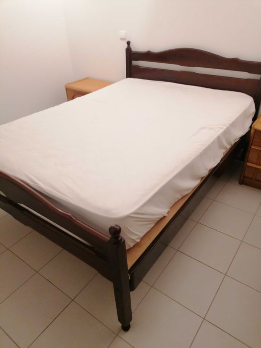 Cama de Casal em Mogno Maciço (1.90x1.40 m) - Estilo Clássico