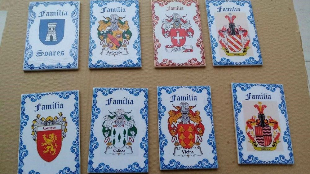 Brasões de família em tradicionais azulejos portugueses
