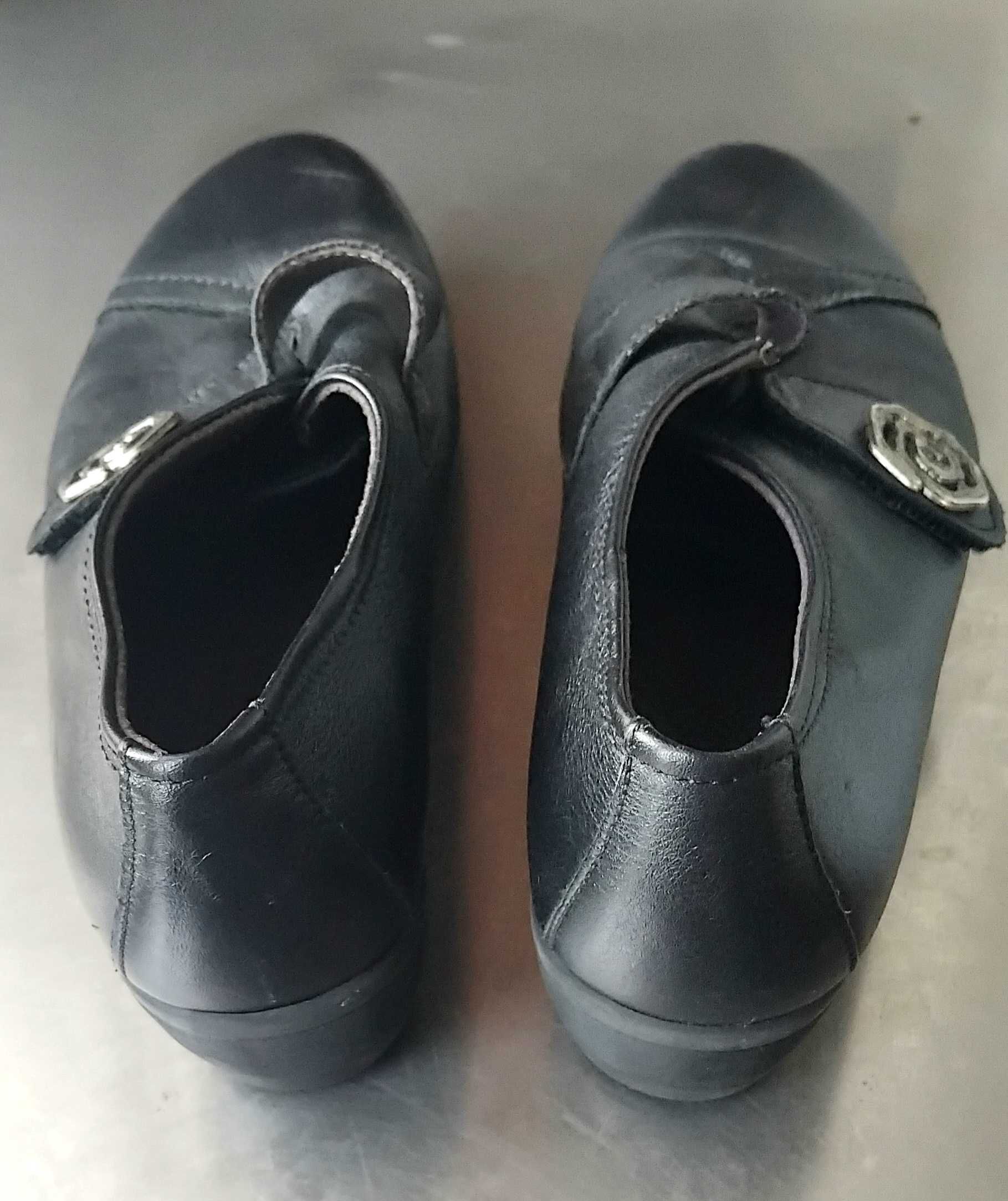 Sapatos pretos tamanho 39