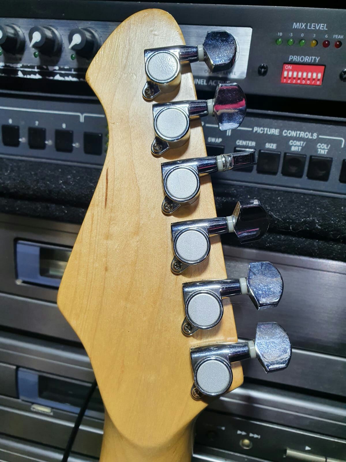 Gitara Scalloped Fretboard, żłobiony gryf, Hohner Stratocaster