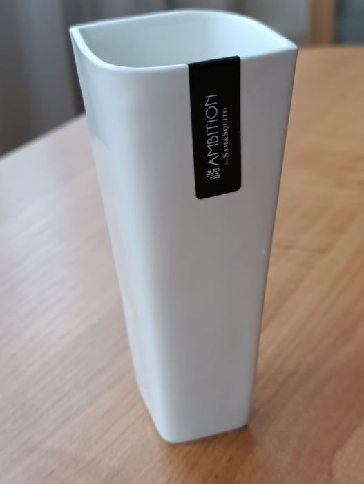 Ceramiczny wazonik Ambition. Ecru