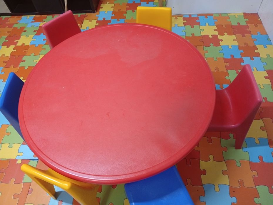 Mesa com cadeiras creche