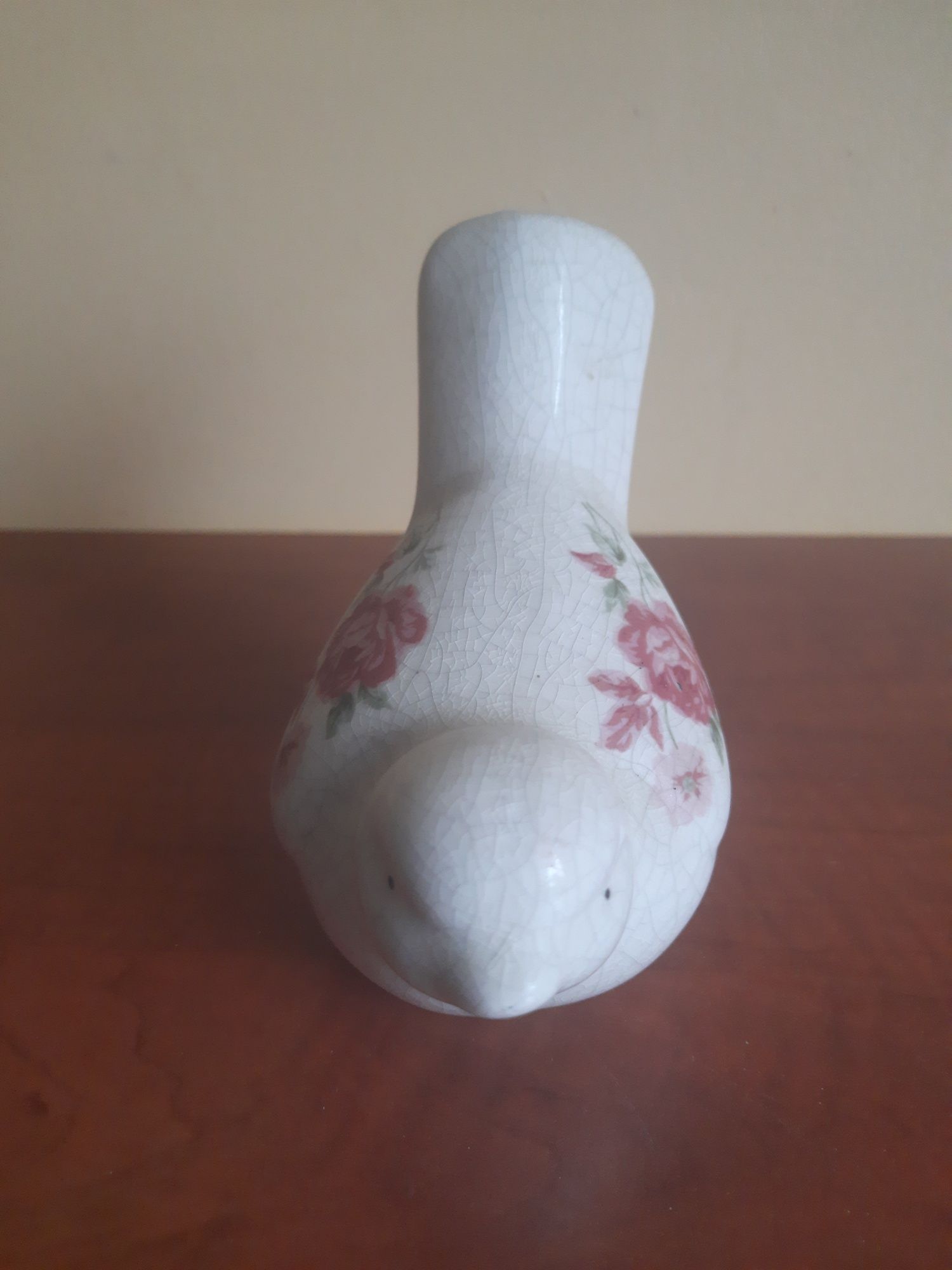 ptaszek z porcelany z motywem z różami