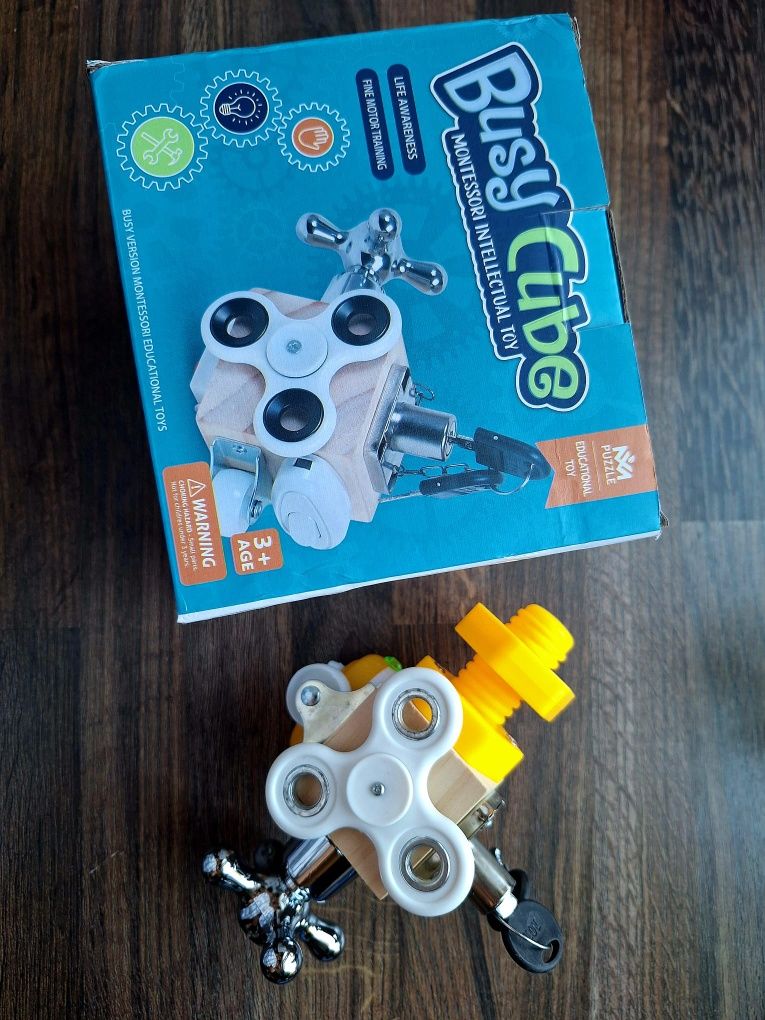 Drewniana kostka manipulacyjna spinner zamek z kluczami montessori