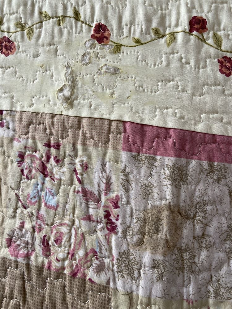 Colcha rosa e creme com fronhas