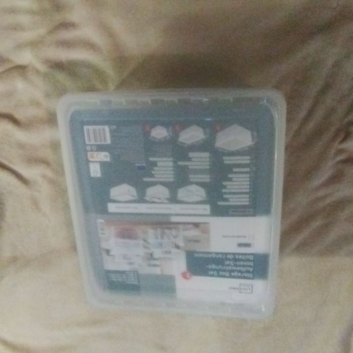 Контейнери для зберігання речей.