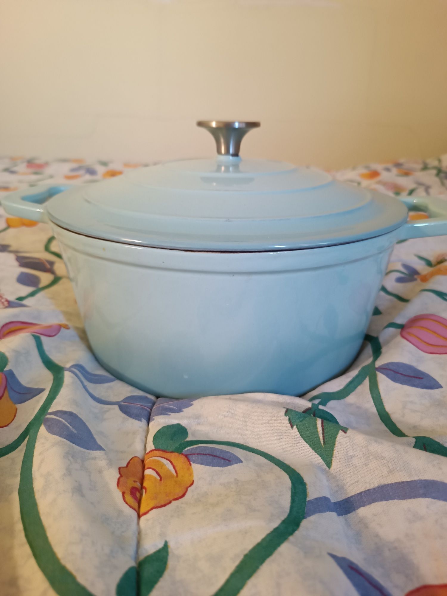 Máquina de café e panela de ferro fundido