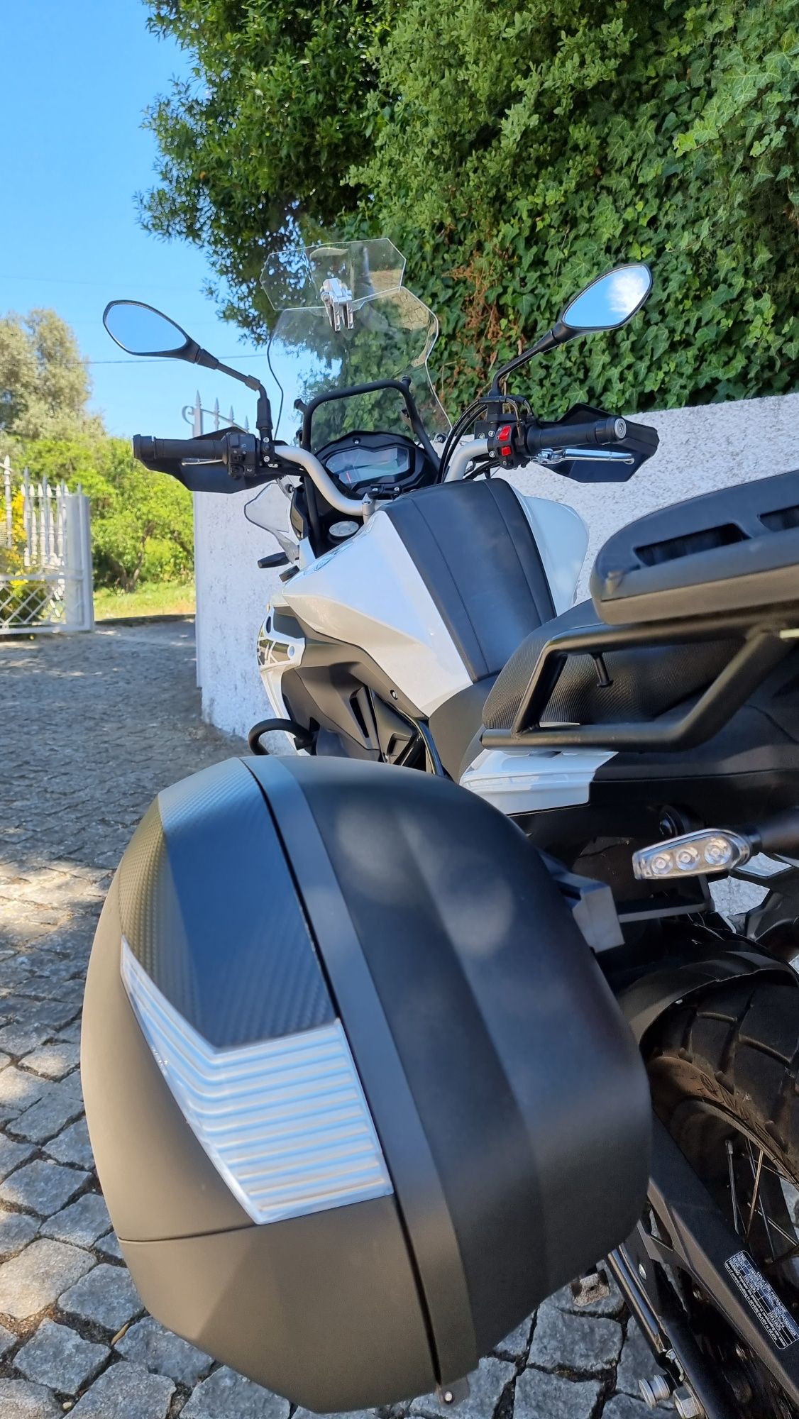 Benelli TRK 502X + Kit malas Shad