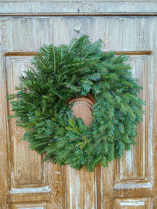 Віночок на двері з живої ялиці