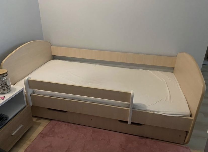 Łóżko dziecięce z barierką