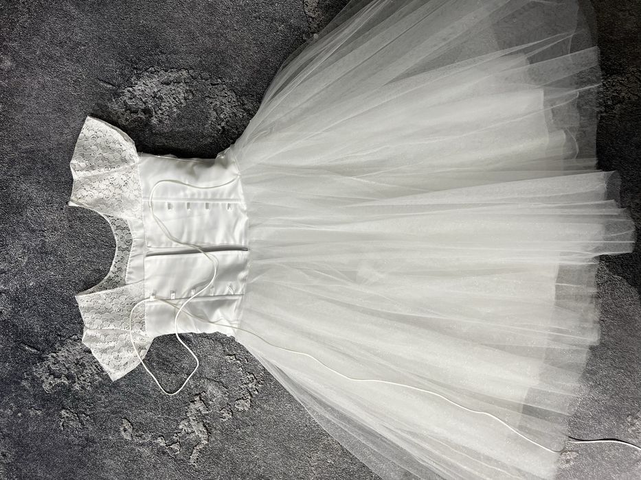 Продам савяткову сукню білого кольору