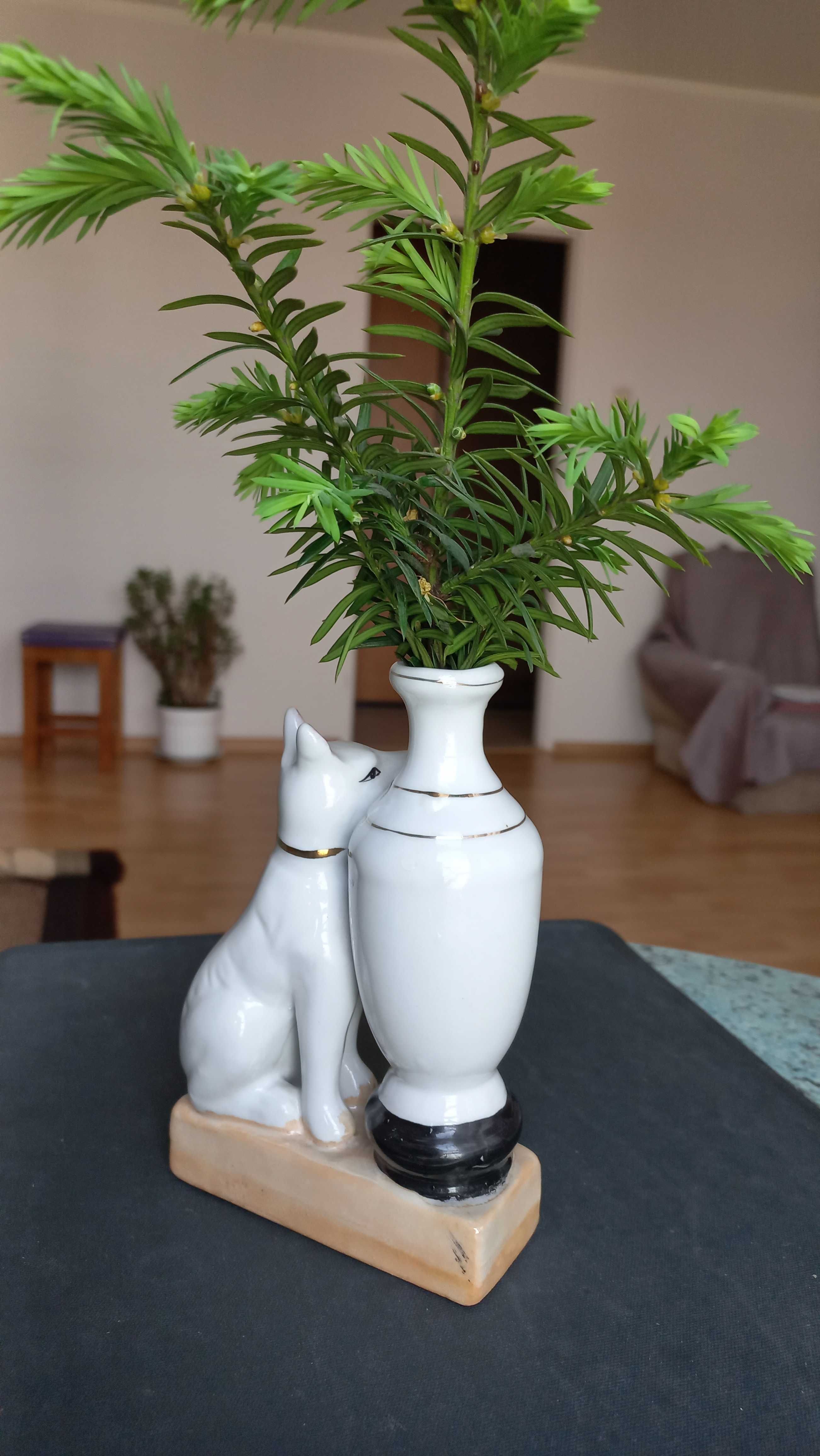 porcelanowa figurka wazy z psem