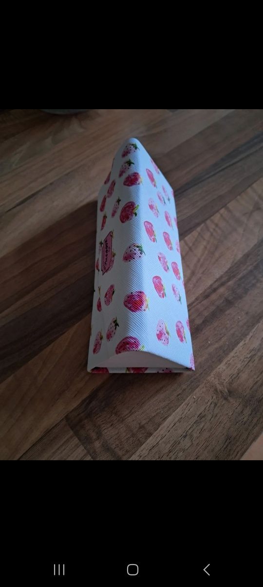 Etui na okulary w truskawki