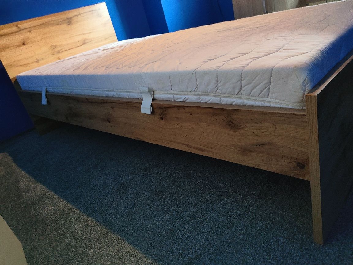 Biurko duże i łóżko